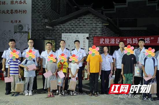 “爱心爸妈”为孩子们逐一送上精心准备的开学礼包。.jpg “爱心爸妈”为孩子们逐一送上精心准备的开学礼包。.jpg