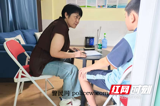 心理咨询师面对孩子时,始终保持耐心倾听的姿态。.jpg 心理咨询师面对孩子时,始终保持耐心倾听的姿态。.jpg