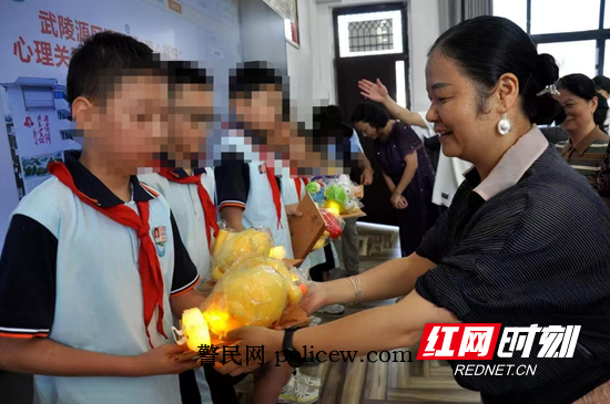 爱心人士为学生发放成长礼包.png 爱心人士为学生发放成长礼包.png